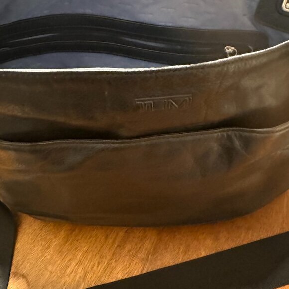 Tumi leather messenger bag 15"x 10" - Picture 5 of 6